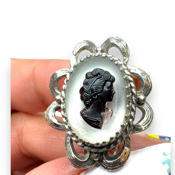 Whiting & Davis Co Matte Cameo Silvertone Brooch Clip On Earrings - Picture 10 of 10